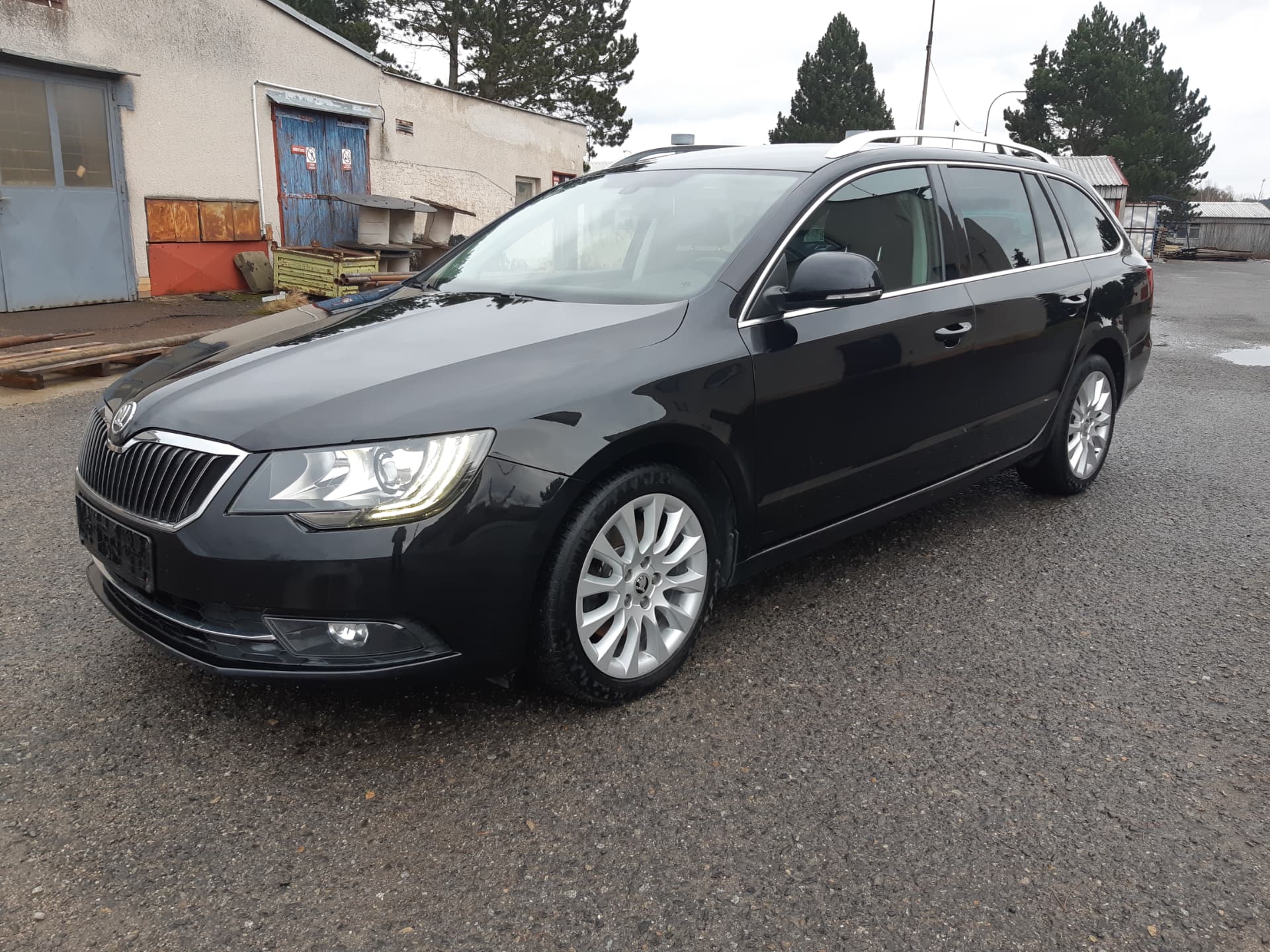 Škoda po strojním leštění laku, pohled zepředu