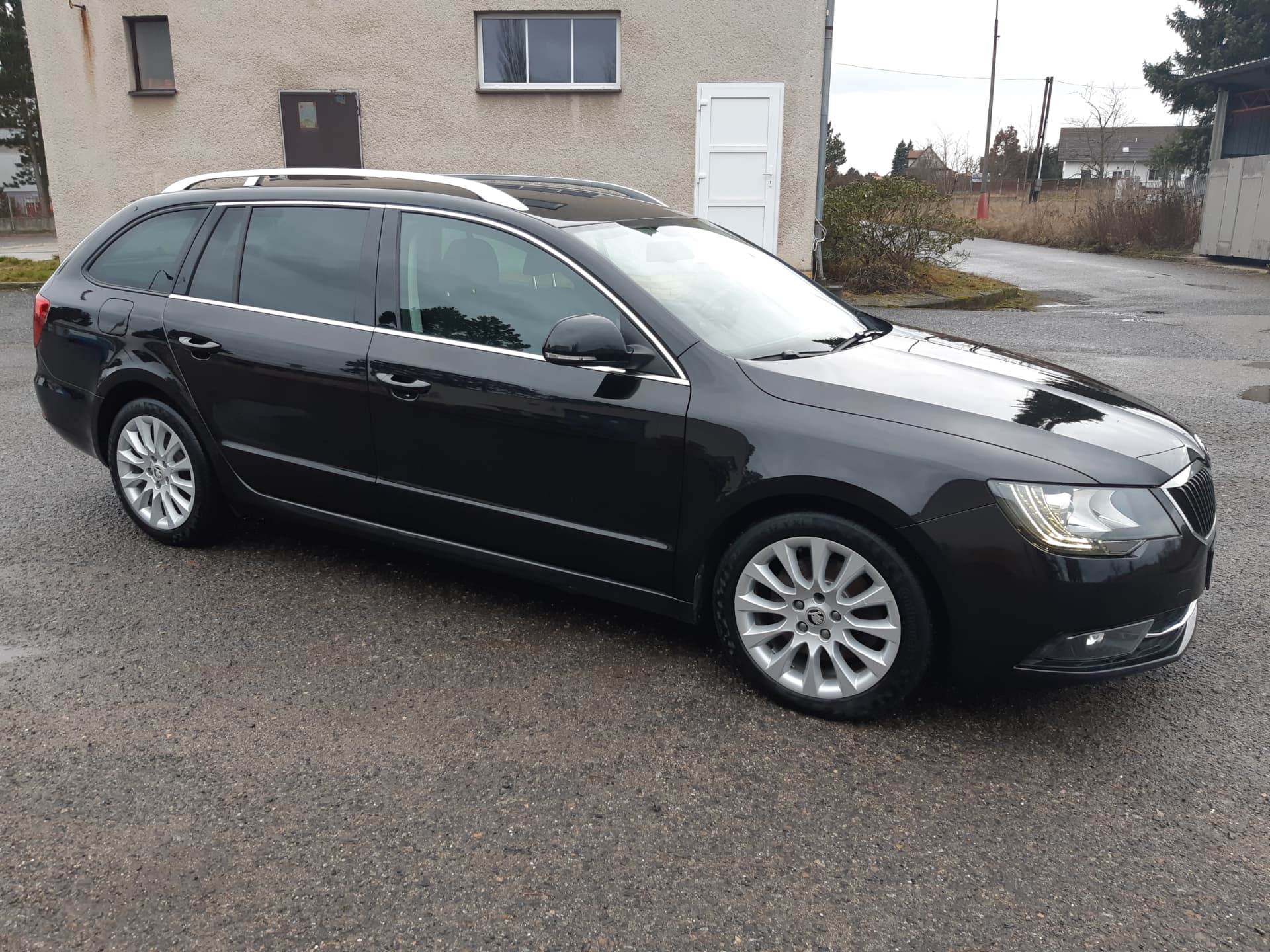 Škoda po strojním leštění laku, boční pohled