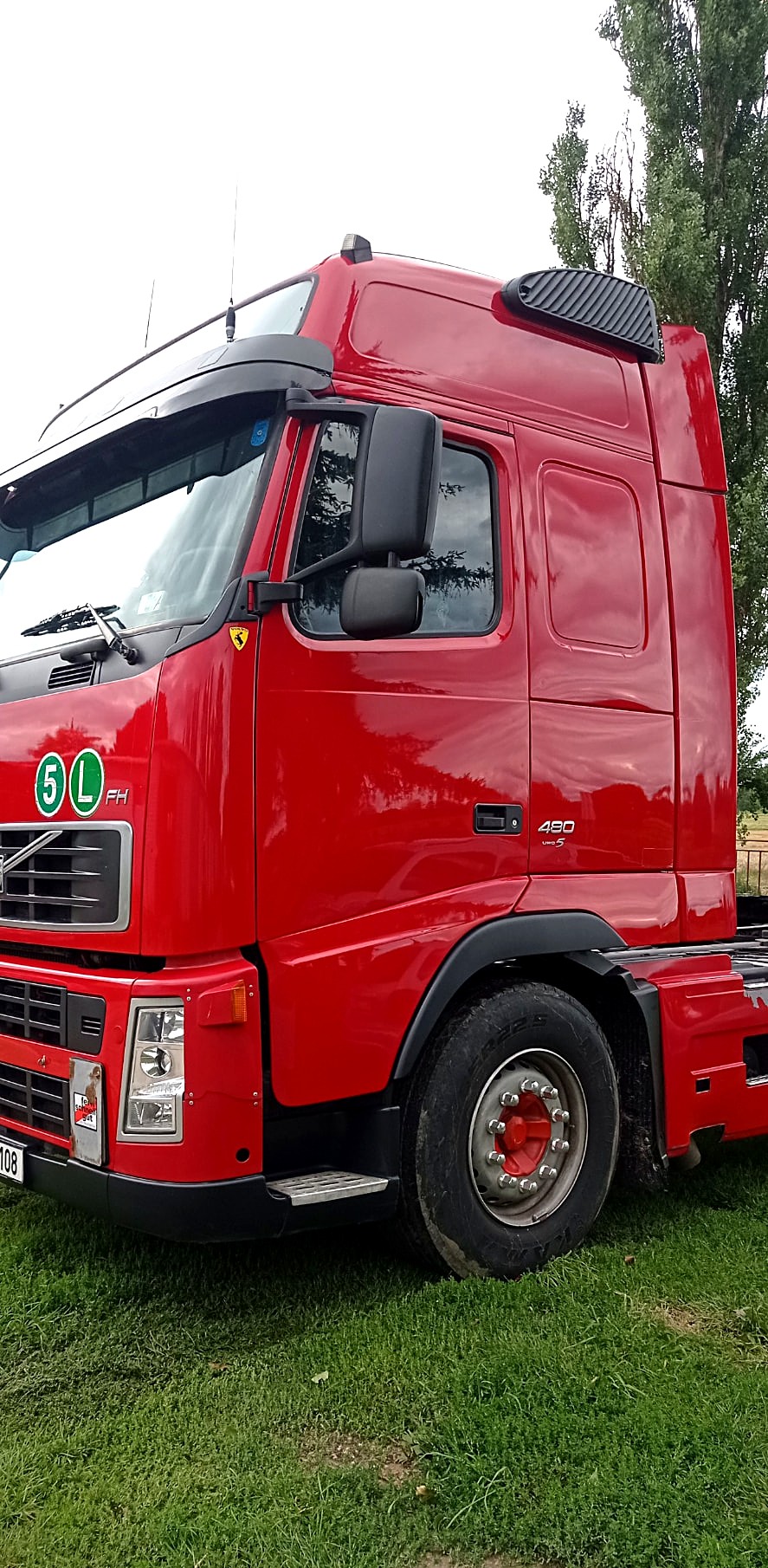 Vyleštěný červený kamion Volvo po čištění