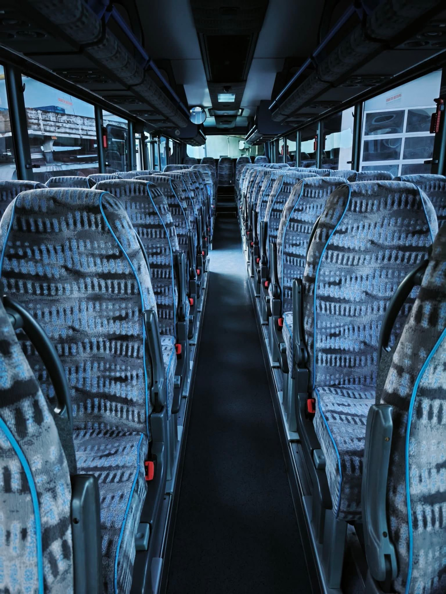 Vyčištěné sedačky v dálkovém autobusu
